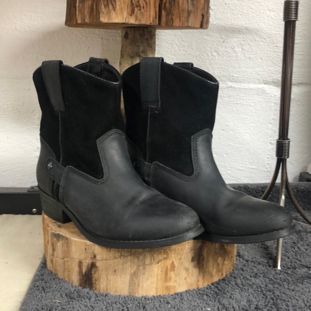Unbranded black leather boots low top girls size 4
